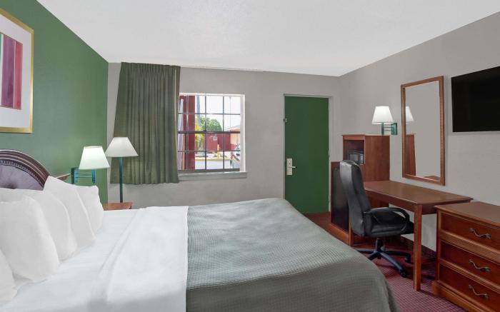 Howard Johnson by Wyndham Ft. Myers FL
