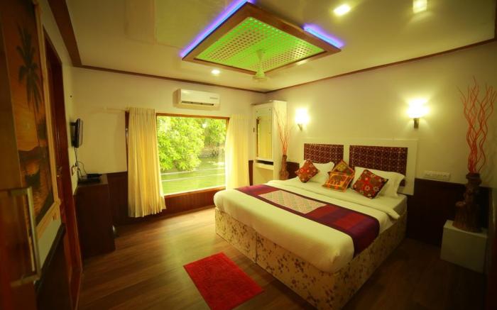 Private Houseboats