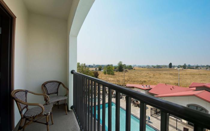 Oxford Suites Sonoma- Rohnert Park