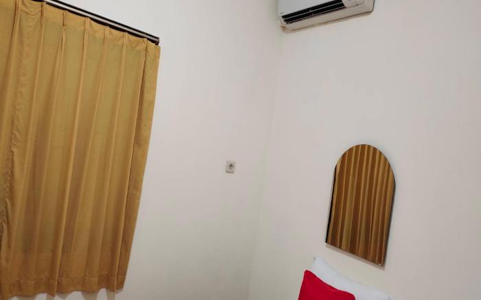 OYO 90870 C16 Siwalankerto Syariah