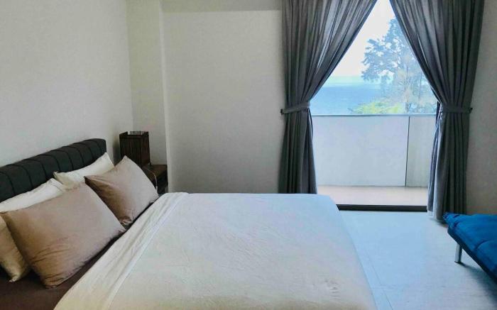 Luxury Seafront Suite by the Sea with Unmatched Sunset and Full Ocean View, 5-Star Hotel Rating