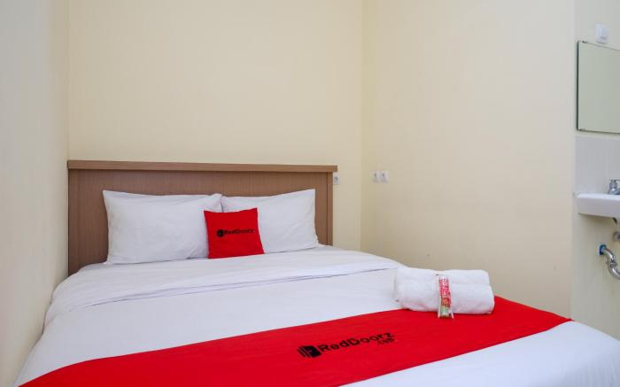 RedDoorz near Tugu Muda Semarang