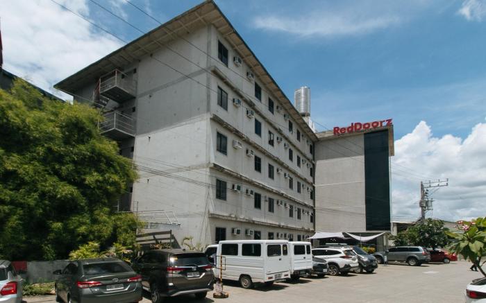 RedDoorz @ Insular Square Mandaue City