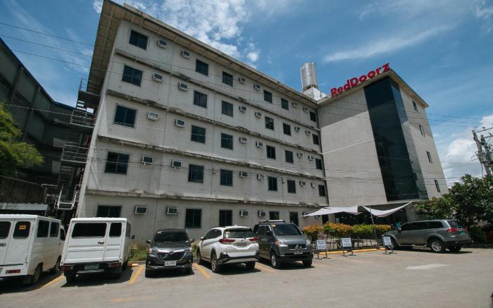 RedDoorz @ Insular Square Mandaue City