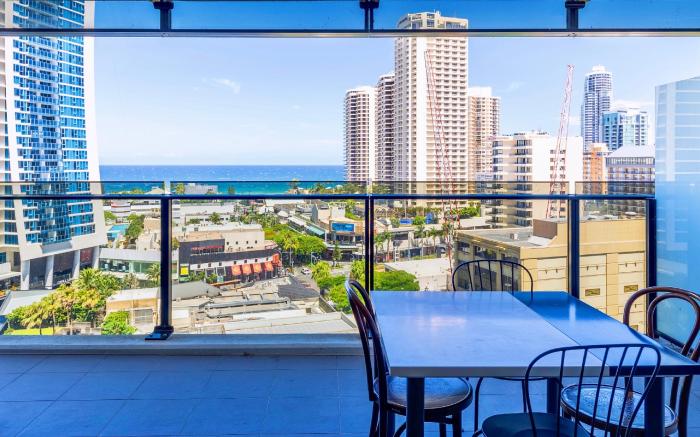 Circle On Cavill Luxury Apartment-Holiday Paradise