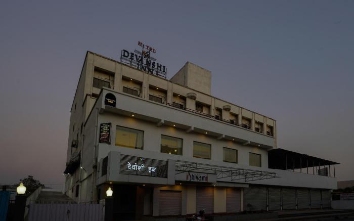 Super Townhouse OAK Hotel Devanshi Inn