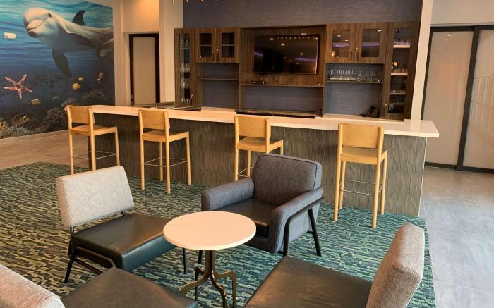 La Quinta Inn & Suites by Wyndham Galveston North at I-45