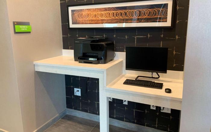 La Quinta Inn & Suites by Wyndham Galveston North at I-45