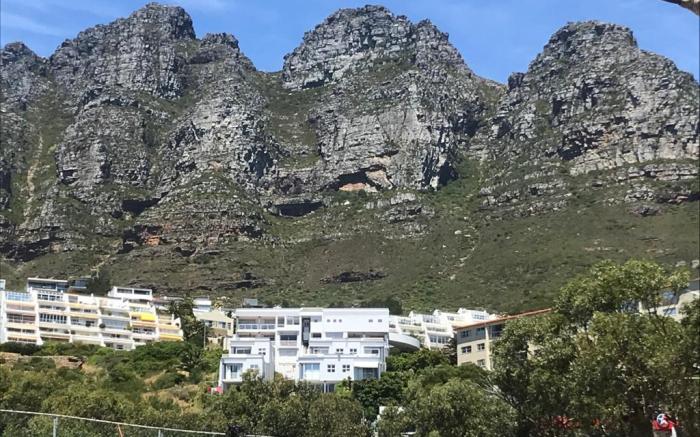 Cozy Camps Bay House with sea & Mountain View’s