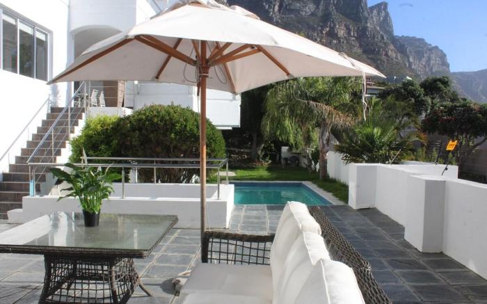 Cozy Camps Bay House with sea & Mountain View’s