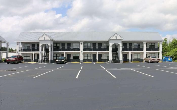 Travelodge by Wyndham Calhoun South I-75