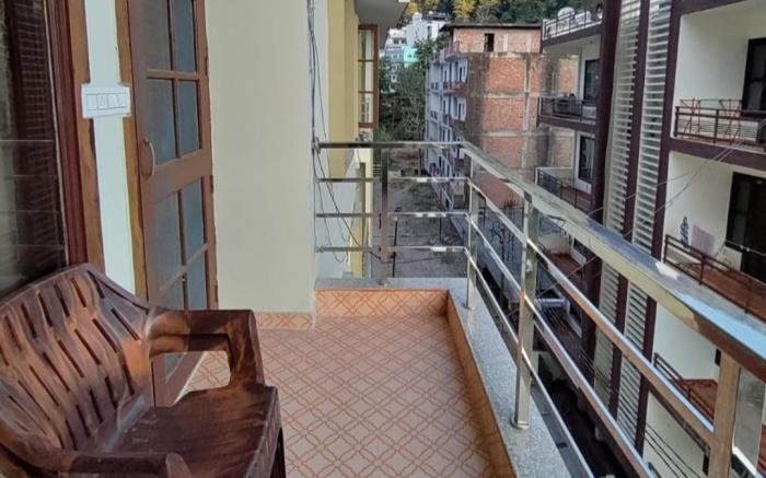 Yogvan Holiday's 1BHK Sunlit Apartment Tapovan