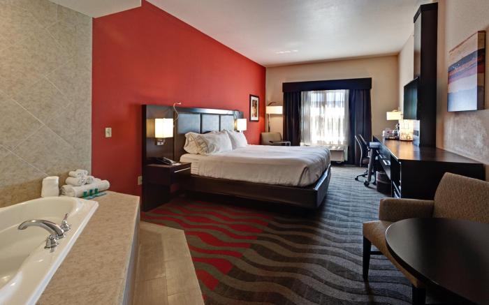 Holiday Inn Express Northwest Maize By IHG