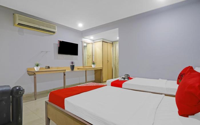 Hotel O Padmini Near Lakdikapool Metro Station