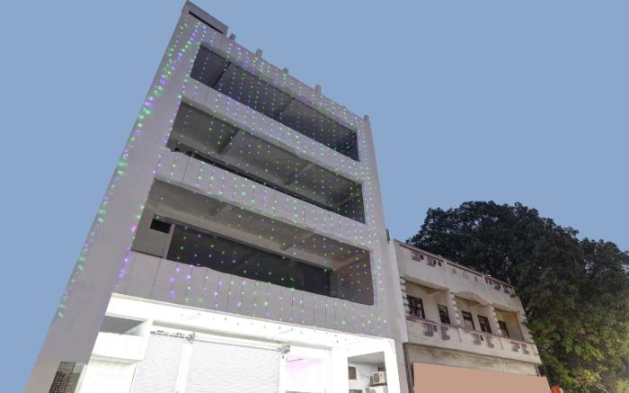Super Capital O Townhouse Govinda Royal