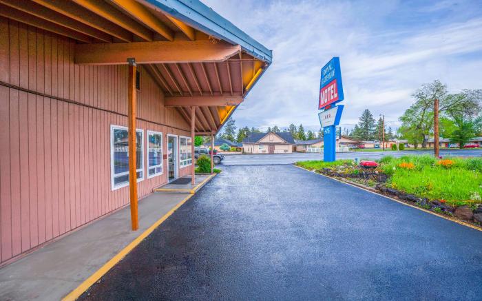 Royal Gateway Motel by OYO 