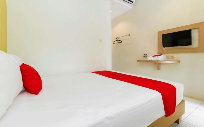 RedDoorz Plus @ Slamet Riyadi