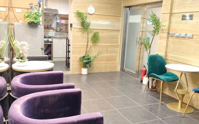 Quiet & Cozy Studio with Full-Length Windows 