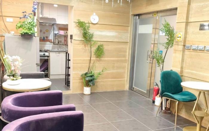 Sunlit Studio with Balcony & Skyline View inTaipei