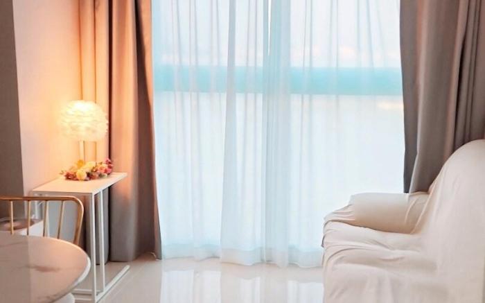 “Romantic Balcony Stay with Netflix & Café Street