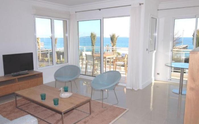 Stunning 2 Bed 2 Bath Apt on the Cannes sea front has swimming pool and is a secure modern building 