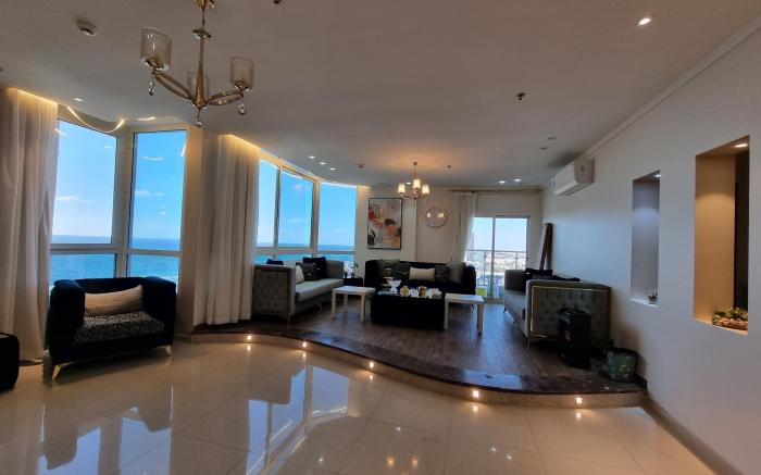 Apartment overlooking the sea and the FormulaTower