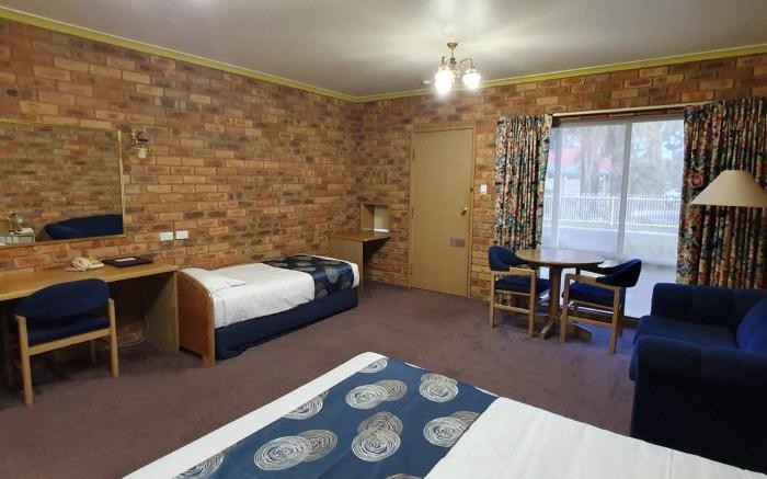 Pines Country Club Motor Inn