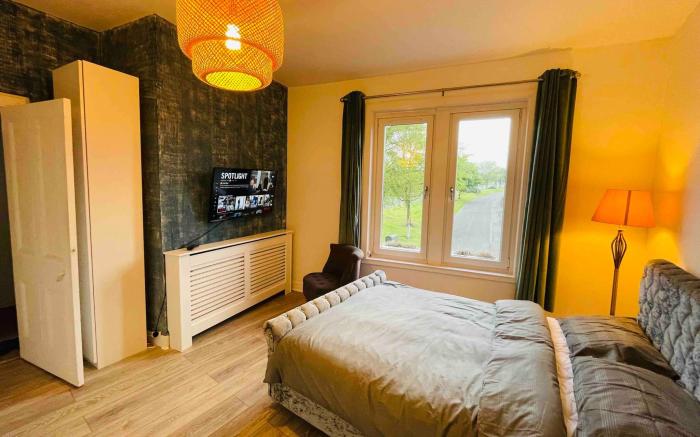 Entire house - 1 Bedroom Pet Friendly Apt Wd Free Wifi, Parking, Netflix Pool Table Sleeps 3