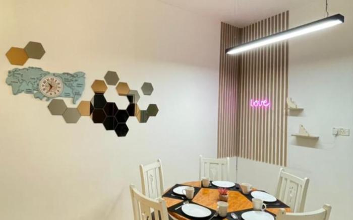 DeMUJI 4BR 10PAX 3Min to ECM KCM, Netflix 