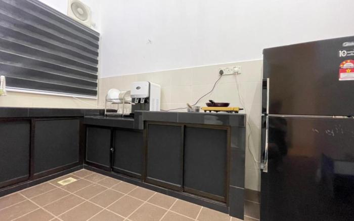 DeMUJI 4BR 10PAX 3Min to ECM KCM, Netflix 
