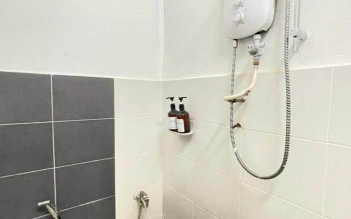 DeMUJI 4BR 10PAX 3Min to ECM KCM, Netflix 