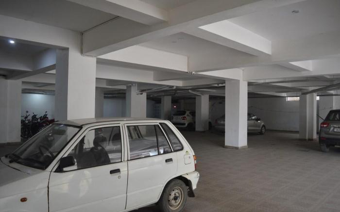 Homlee -Jumbo Lux Flat w hills, Kitchen & parking