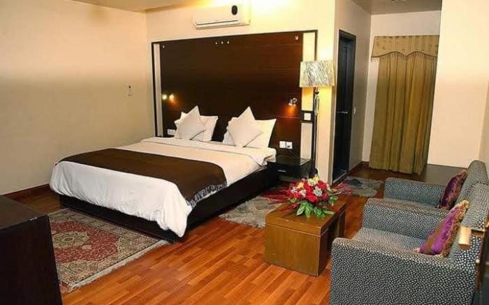 Hira Guest House & Banquet