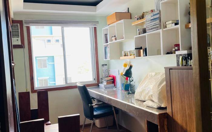 Fully-furnished 1 Bedroom condo with parking space