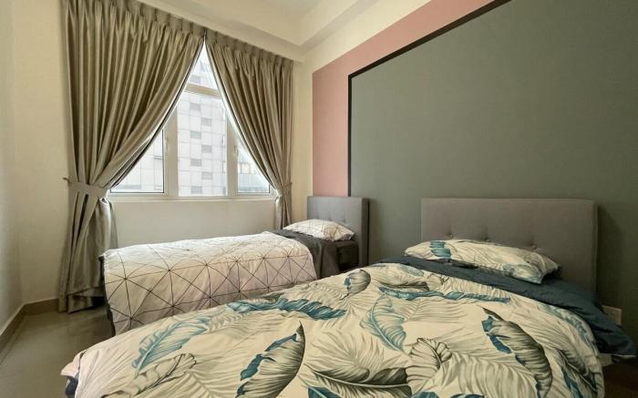 Twin Galaxy city view 2br 6pax near KSL/CIQ