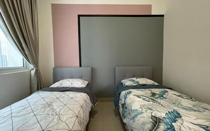 Twin Galaxy city view 2br 6pax near KSL/CIQ