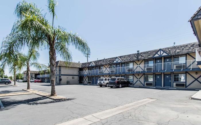 Motel 6 Kingsburg, CA