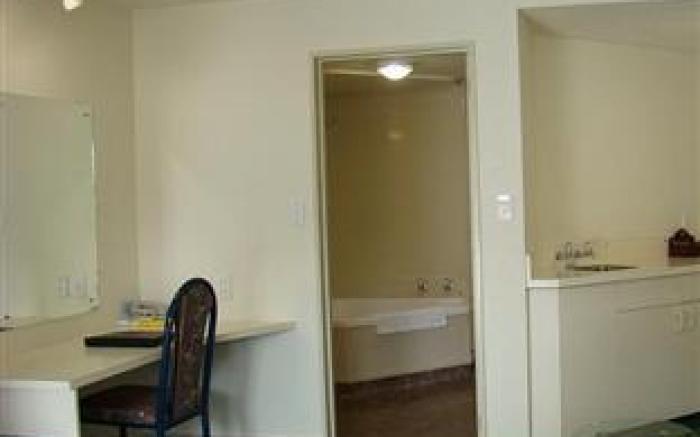BK's Fountain Court Motor Inn