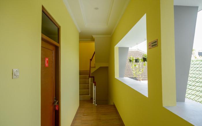 RedDoorz near Rita Supermall Purwokerto 2