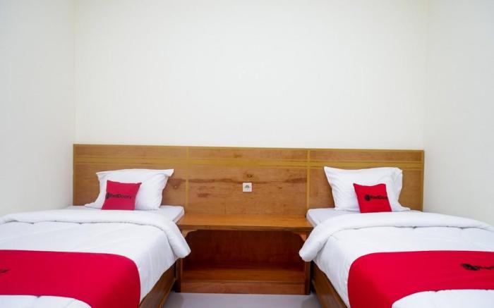 RedDoorz near Rita Supermall Purwokerto 2