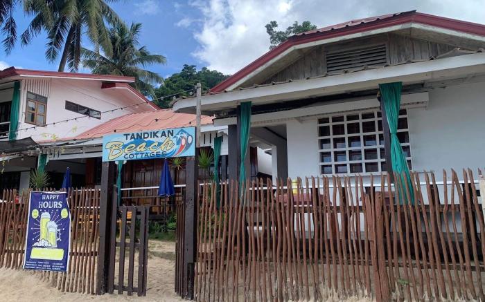 RedDoorz @ Tandikan Beach Cottages 