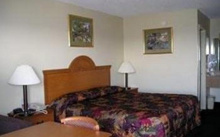 Econo Lodge & Suites