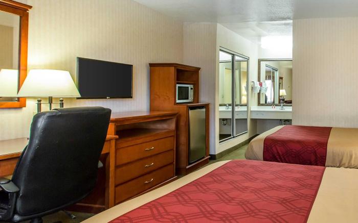 Econo Lodge Inn & Suites Riverside - Corona