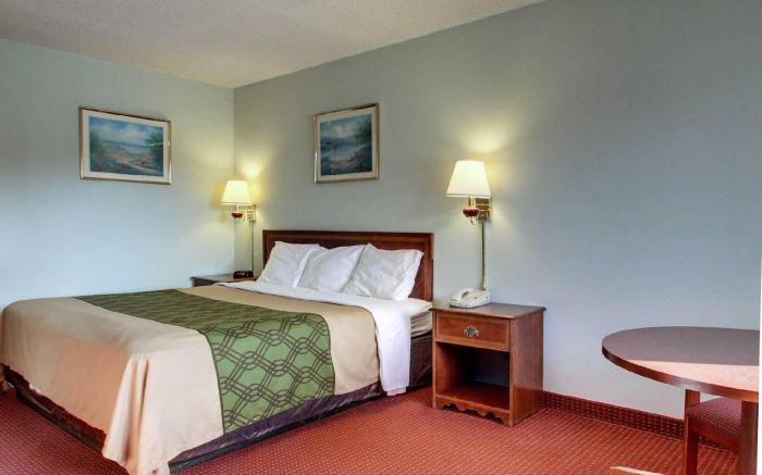 Econo Lodge Inn & Suites