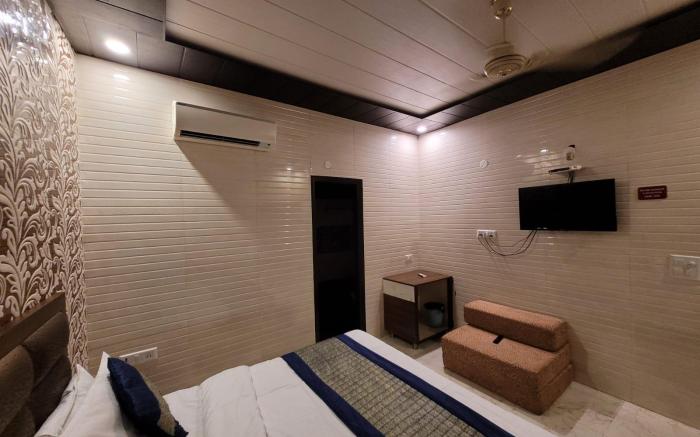Hotel Holy City