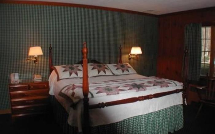 The 1896 House Country Inn - Brookside & Pondside