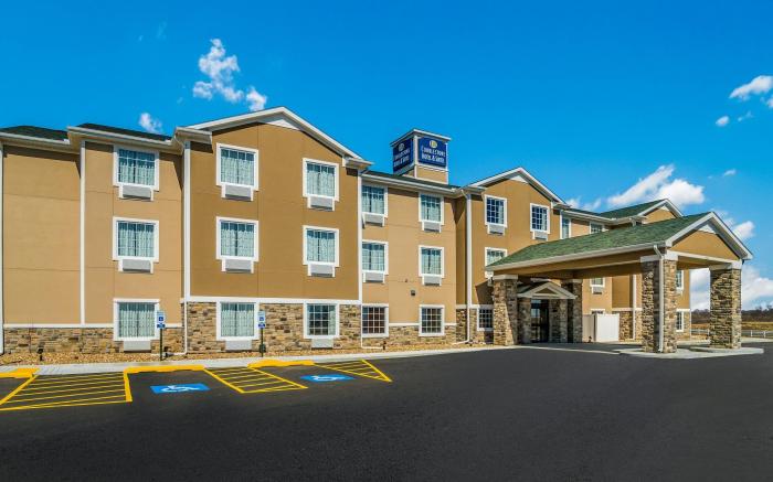 Cobblestone Hotel and Suites - Newport