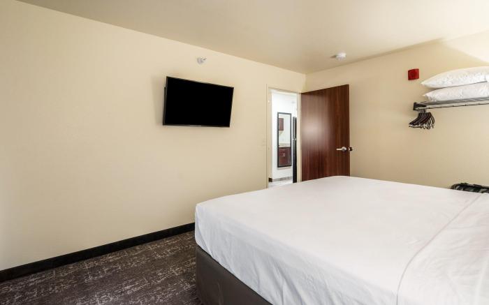 Cobblestone Hotel and Suites - Newport