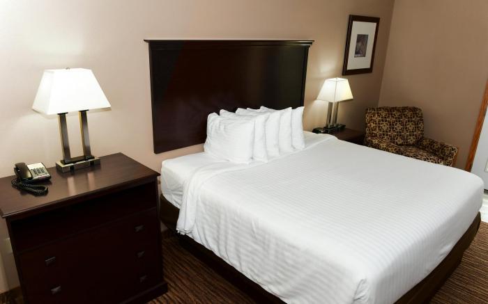 Cobblestone Inn & Suites - Denison - Majestic Hills