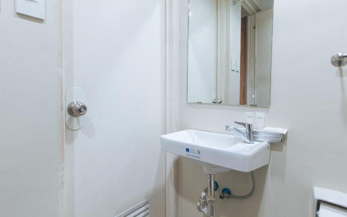 Filmore Suites Makati by RedDoorz